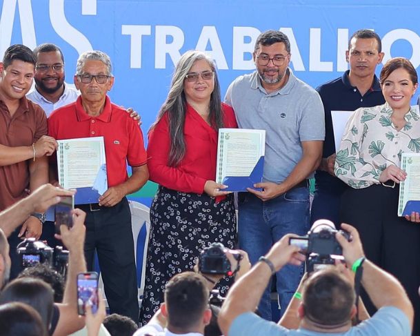 Wilson Lima entrega mil títulos definitivos de propriedades na zona norte de Manaus