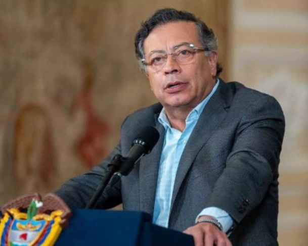 Presidente da Colômbia reage à ameaça de Trump: “Pela Pátria pegarei novamente em armas”