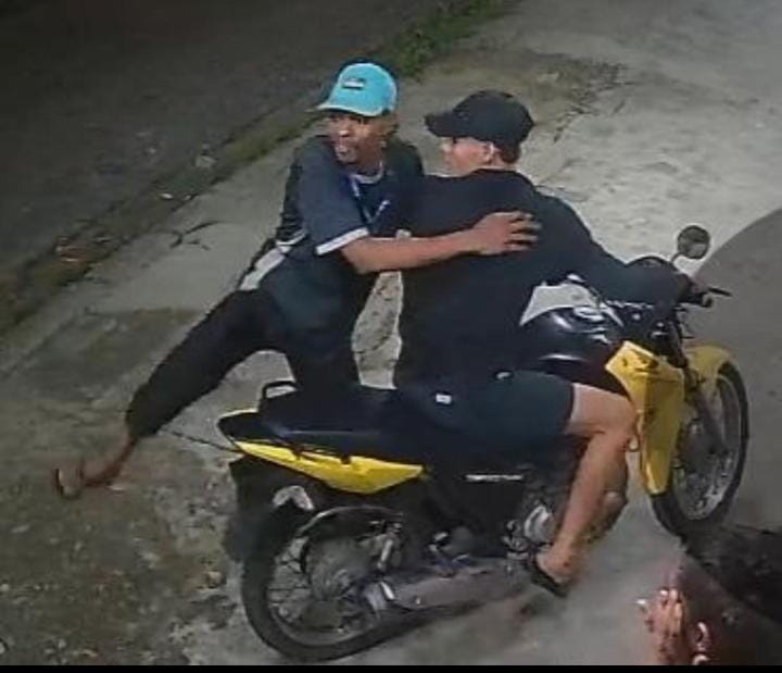 Criminosos armados rendem mulheres e assaltam em ponto de ônibus em Manaus