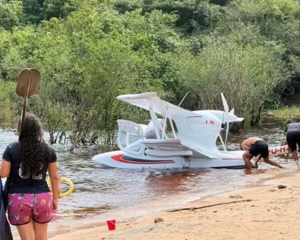Avião de pequeno porte cai próximo à ponte Rio Negro e tripulantes são resgatados