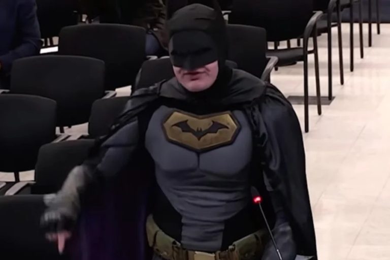 VÍDEO: Homem vestido de Batman protesta contra polícia imigratória dos EUA na Califórnia