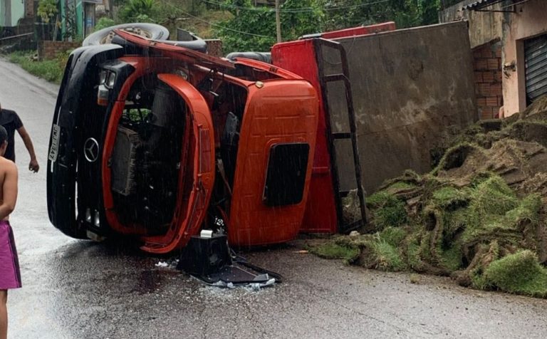 Caçamba perde o controle e tomba em ladeira na zona Leste de Manaus