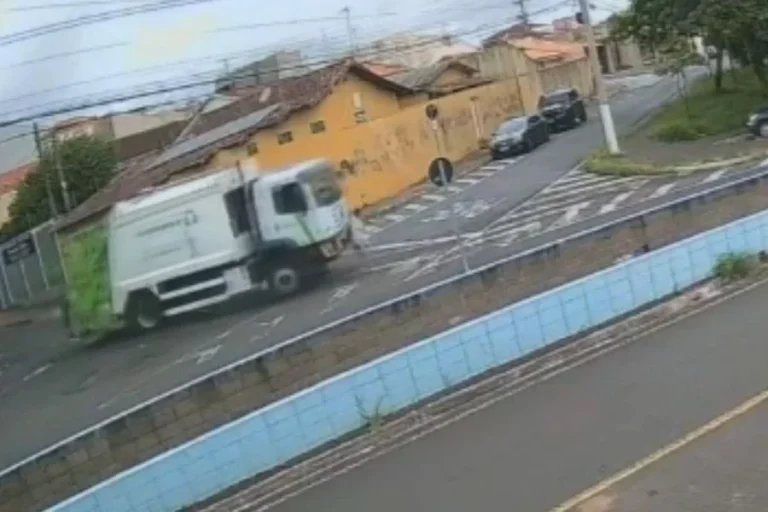 Idosa morre ao ser atingida por caminhão de lixo em Franca
