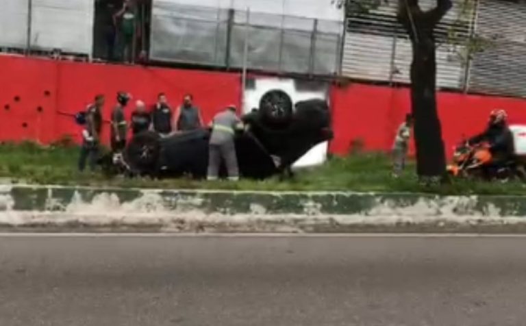Carro capota após colisão com caminhão na Av. Rodrigo Otávio e trânsito trava no Japiim