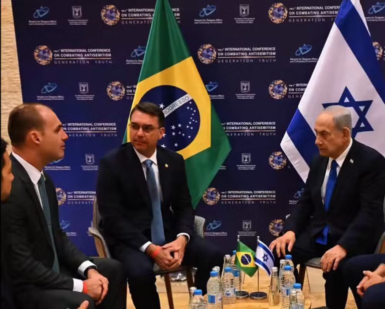 Flávio Bolsonaro se encontra com Netanyahu em Israel e diz que Lula é antissemita