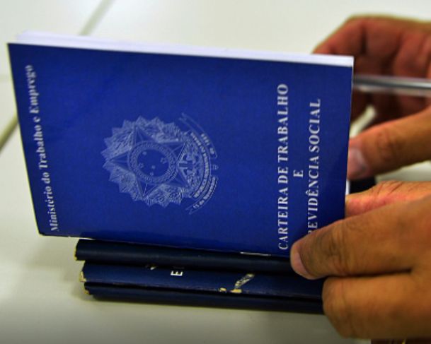 Criação de empregos formais cai quase 24% no Brasil em 2025, aponta Caged
