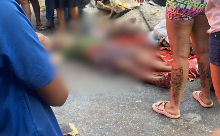 IMAGENS FORTES: Homem é espancado, morto e tem corpo jogado em lixeira no bairro Compensa