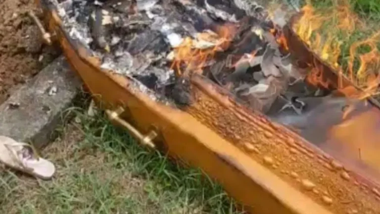 Criminosos incendeiam caixão durante sepultamento em cemitério da Bahia