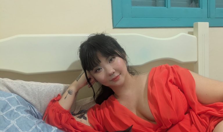 Mulher faz denúncia após ter foto manipulada para IA para aparecer nua