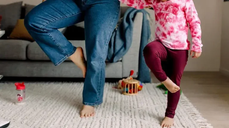 Equilíbrio em uma perna pode indicar saúde e longevidade após os 50 anos