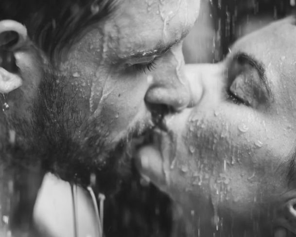 Desejo sexual dos homens cresce com a idade e alcança pico aos 40, diz estudo