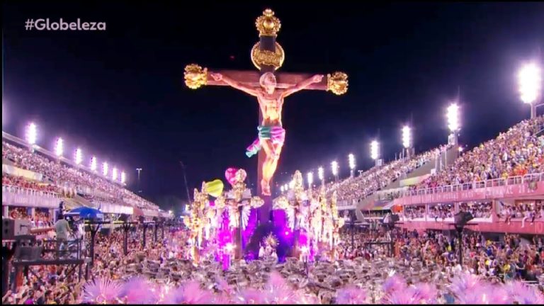 Projeto de lei quer proibir uso de símbolos cristãos em desfiles de Carnaval