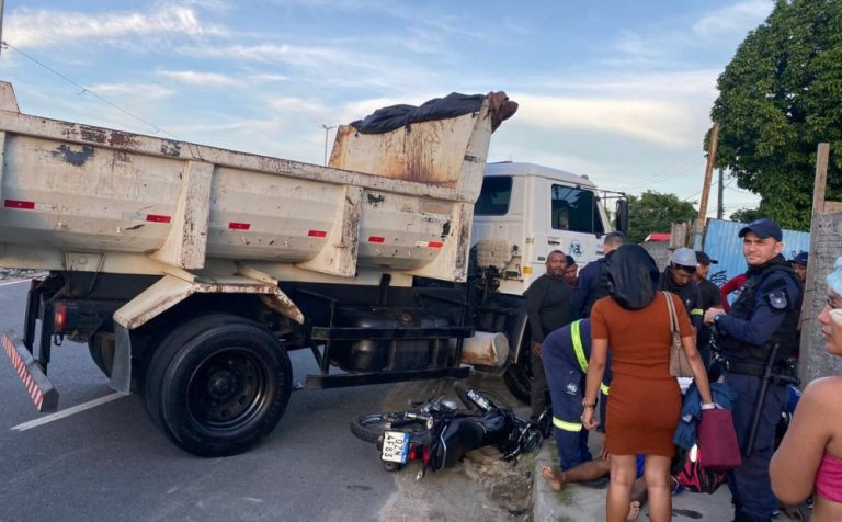 Motociclista fica ferido após colisão com caminhão na zona Norte de Manaus