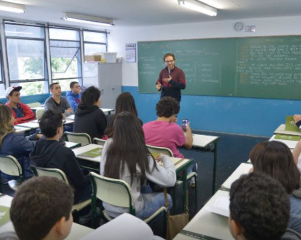 Lula assina MP que reajusta piso salarial de professores para R$ 5.130,63