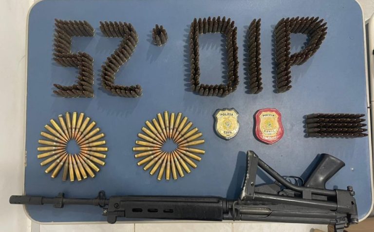 Polícia prende homem com fuzis e mais de 600 cartuchos em lancha no Amazonas