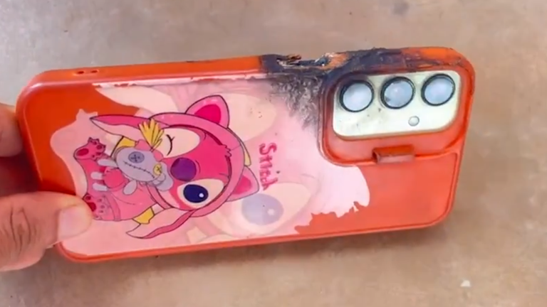 Adolescente morre ao levar choque elétrico de celular conectado à tomada