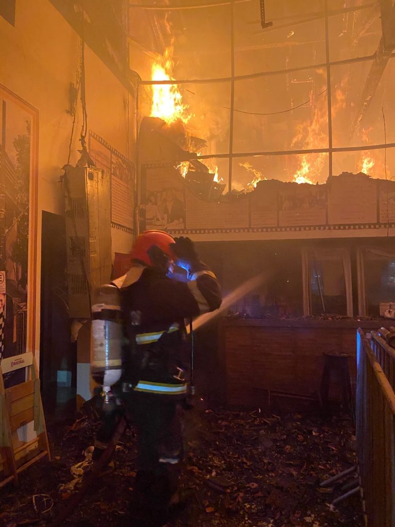 Incêndio no Bar Caldeira comprometeu cerca de 40% da estrutura do prédio, diz o Corpo de Bombeiros   