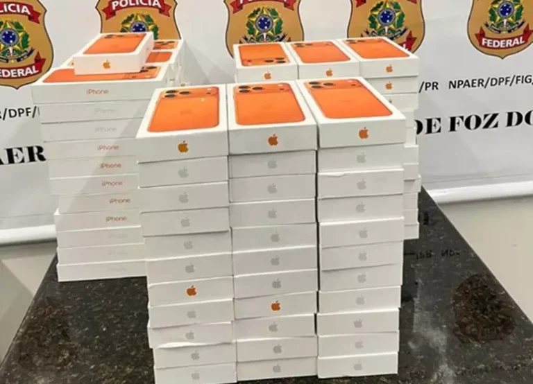 Passageiro tenta embarcar com malas cheias de iPhones e acaba preso