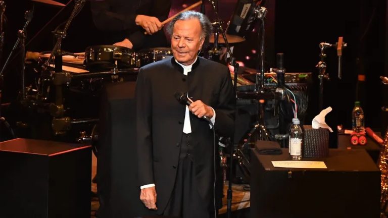 Cantor Julio Iglesias é acusado de assédio sexual por ex-funcionárias