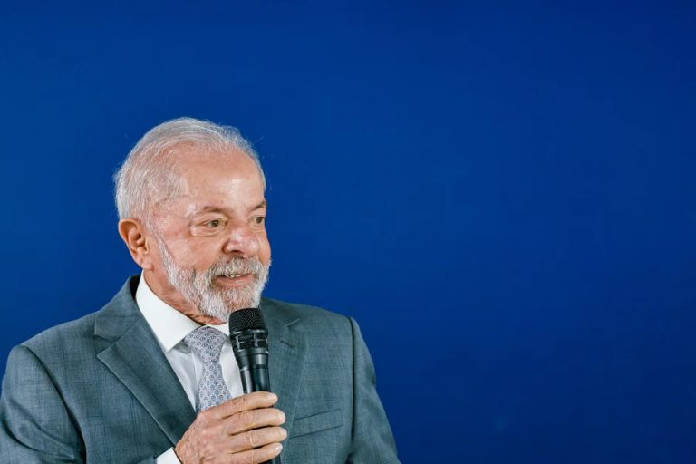 Lula assina veto total ao PL da Dosimetria em ato do 8/1 em Brasília