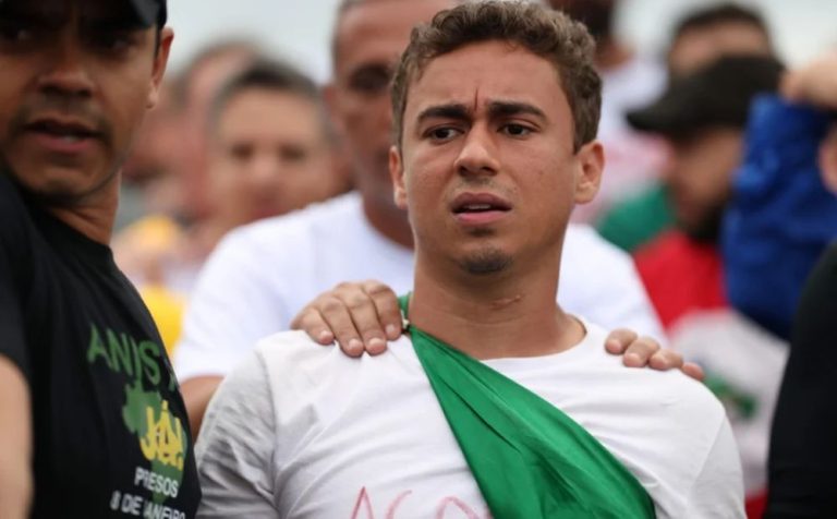 Nikolas começa a usar colete à prova de balas durante caminhada