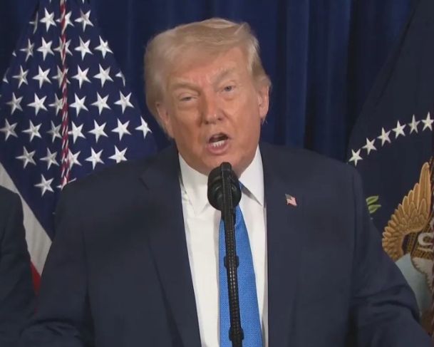 Donald Trump afirma à imprensa que está no comando da Venezuela e ameaça Delcy Rodríguez