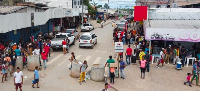 Rua de comércio popular em Pacaraima