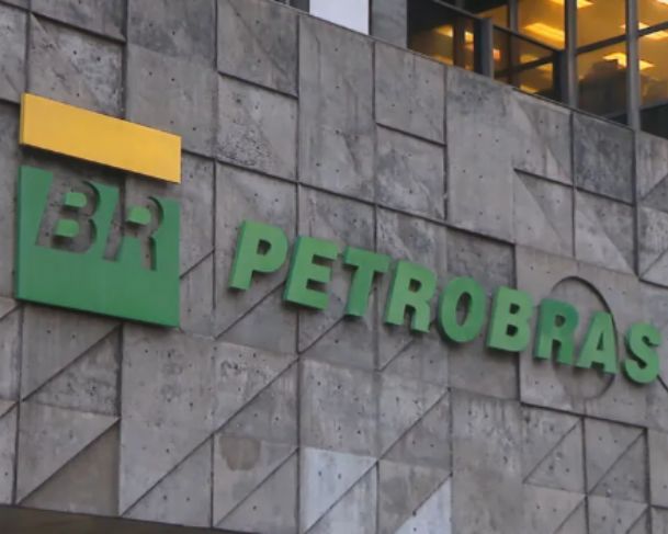 Petrobrás anuncia redução do preço da gasolina nas distribuidoras a partir desta terça-feira (27)