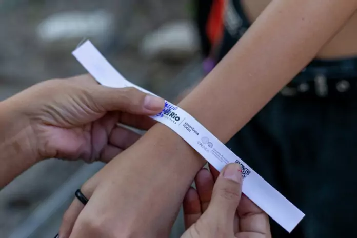 Projeto obriga hotéis e atrações turísticas a fornecer pulseiras de identificação para crianças