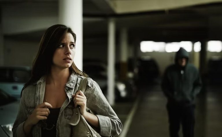 Lei do stalking ganha força após perseguições a celebridades; veja como a lei funciona