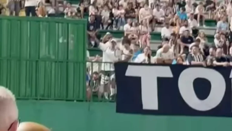 Torcedor do Santos imita avião em alusão à tragédia da Chapecoense