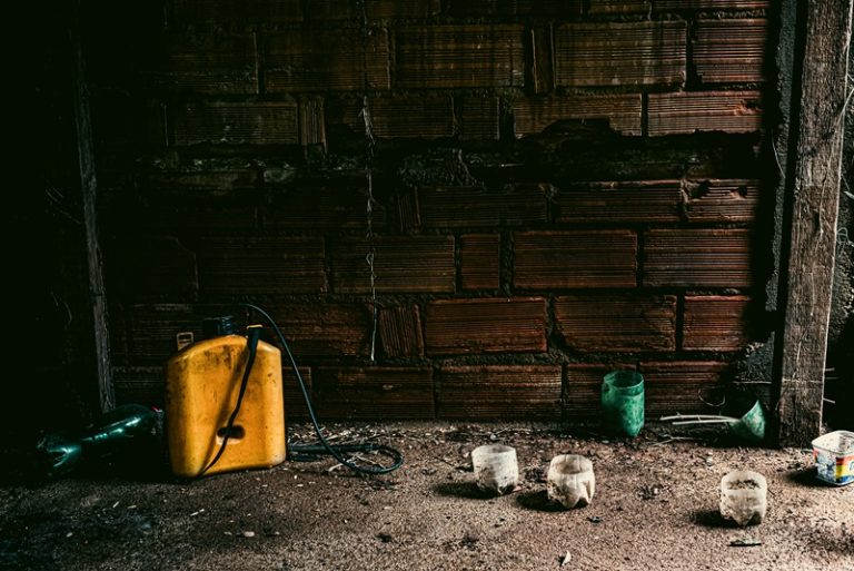 Empresa é condenada a indenizar funcionário por acomodações degradantes no trabalho