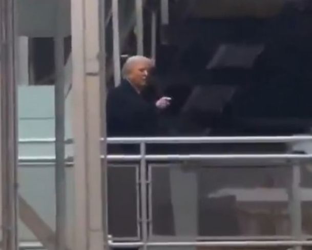 Trump é chamado de “protetor de pedófilo” por trabalhador e responde com gesto obsceno