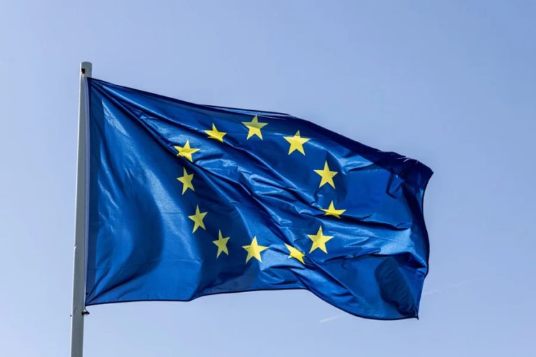 União Europeia convoca reunião de emergência após Trump ameaçar taxar países que se opõem à anexação da Groenlândia