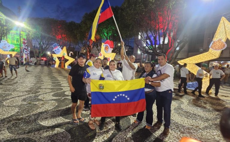 “26 anos de sofrimento”: venezuelanos se reúnem em Manaus após prisão de Maduro pelos Estados Unidos