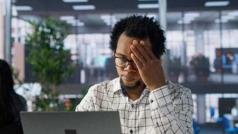 Saúde mental: mais de meio milhão de brasileiros pediram afastamento do trabalho em 2025