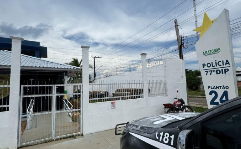 Mãe é presa por tortura após filho ser arremessado de janela em Novo Airão