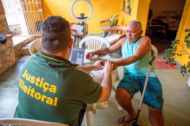 Eleitores com mobilidade reduzida podem pedir biometria em casa ao TRE-AM em Manaus