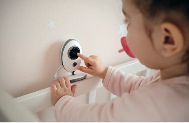 Hackers podem invadir babás eletrônicas e falar com crianças, alerta influencer