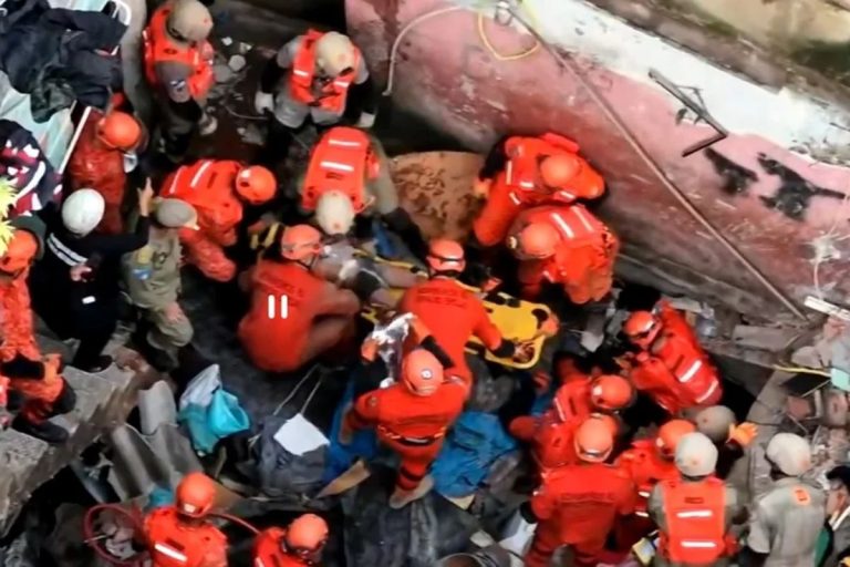 Criança é resgatada após mais de cinco horas soterrada em desabamento