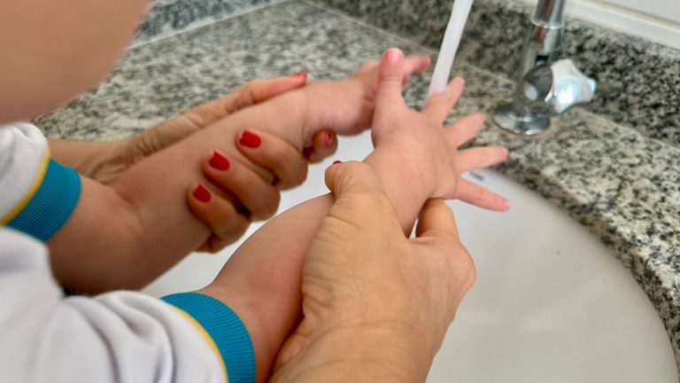 Doenças infantis aumentam na volta às aulas; saiba como prevenir