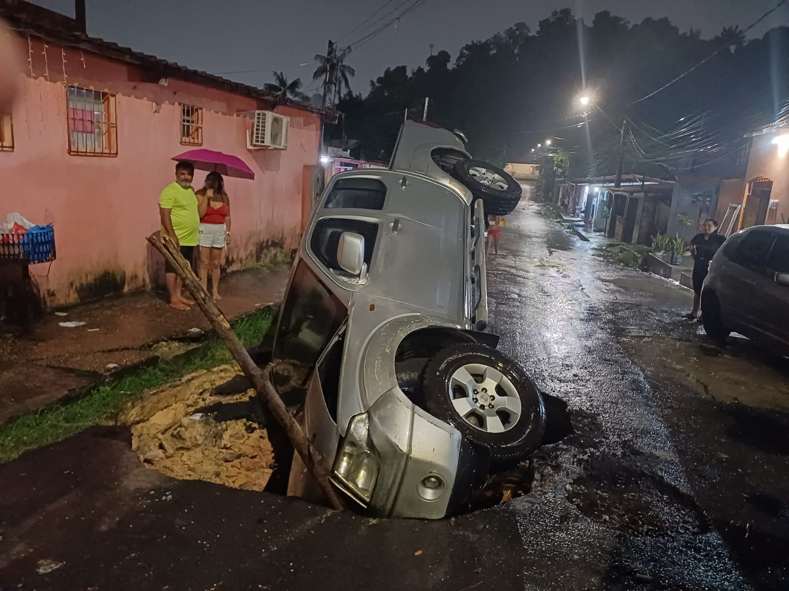 Picape cai dentro de buraco em Manaus