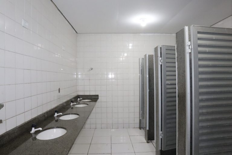 Projeto quer construir banheiros públicos para moradores de rua em Manaus