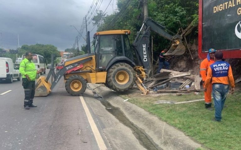 Borracharia clandestina que ocupava calçada na Torquato Tapajós é demolida