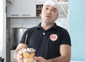 José Francisco e um exemplar de milho verde recheado no pote