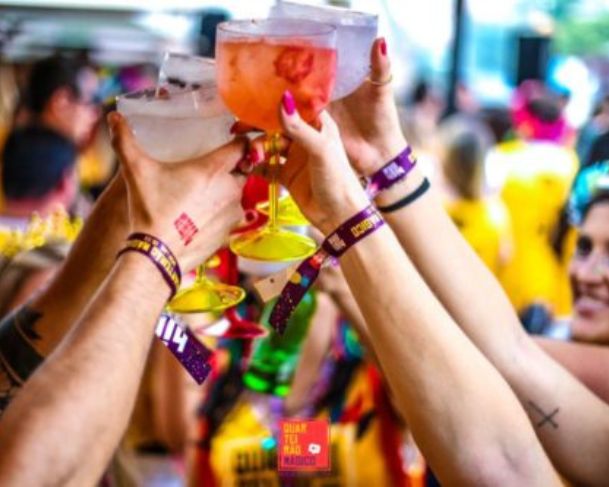 O que beber no Carnaval? Veja cinco sugestões populares de bebidas para os blocos