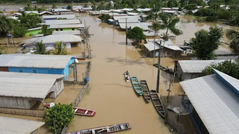 Quando o rio sobe e leva tudo: a luta dos ribeirinhos entre a cheia histórica de 1953 e os desafios de hoje