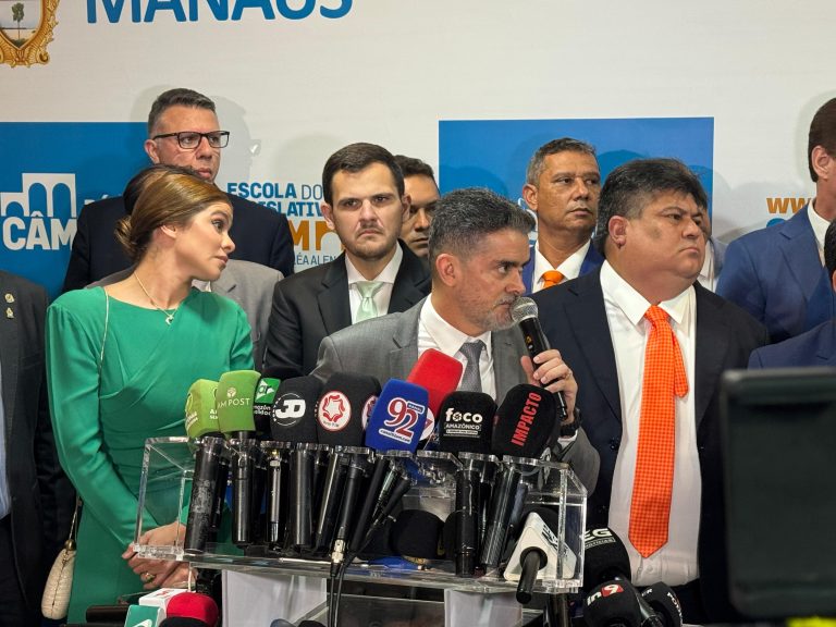 David Almeida adota tom político e responde a desgastes da gestão durante abertura do Ano Legislativo da CMM