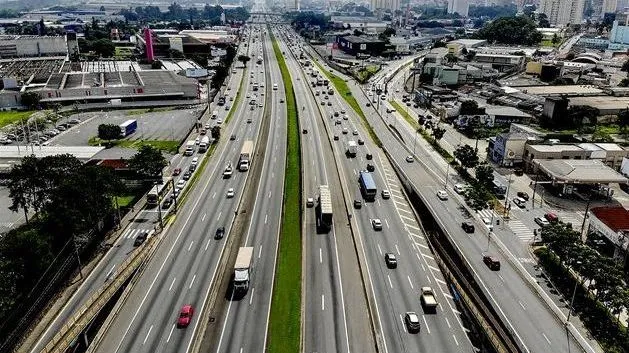PRF restringe circulação de veículos de carga em rodovias federais durante feriados de 2026