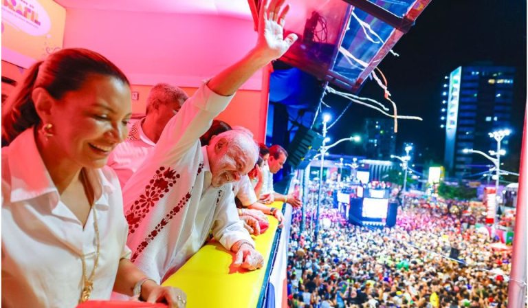 Da Bahia ao Rio, Lula segue roteiro do Carnaval e prestigia desfile em sua homenagem